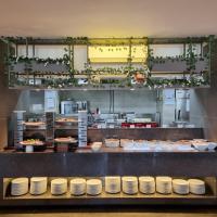 un ristorante cucina con bancone con cibo di Avonhotel Gunsan a Gunsan