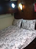 En eller flere senge i et v&aelig;relse p&aring; Port Deauville Yacht vintage