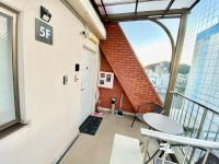 GuestHouse017徳島個室 飲食街中心 阿波踊り会館7分 文理&徳島大学 アスティとくしま車8分にあるバルコニーまたはテラス