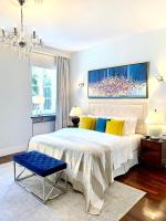 Posteľ alebo postele v izbe v ubytovaní MONDRIAN Luxury Suites & Apartments Market Square I
