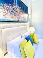 Posteľ alebo postele v izbe v ubytovaní MONDRIAN Luxury Suites & Apartments Market Square I
