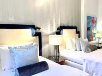Posteľ alebo postele v izbe v ubytovaní MONDRIAN Luxury Suites & Apartments Market Square I