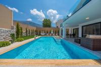 The swimming pool at or close to Luxury 4-Bed Villa with private pool and Jacuzzi
