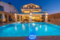 The swimming pool at or close to Luxury 4-Bed Villa with private pool and Jacuzzi