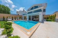 The swimming pool at or close to Luxury 4-Bed Villa with private pool and Jacuzzi