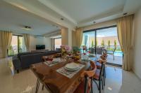 A television and/or entertainment centre at Luxury 4-Bed Villa with private pool and Jacuzzi