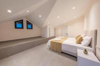 A bed or beds in a room at Luxury 4-Bed Villa with private pool and Jacuzzi
