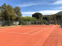 Tennis ou squash au sein de le complexe h&ocirc;telier ou &agrave; proximit&eacute;