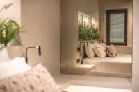 Posteľ alebo postele v izbe v ubytovaní Apollonos 28 Luxury Suites