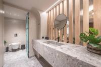Kúpeľňa v ubytovaní Apollonos 28 Luxury Suites