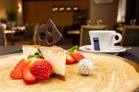 托伦费马尔酒店的一块草莓蛋糕和一杯咖啡