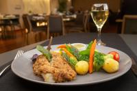 托伦费马尔酒店的桌上一盘带鸡和蔬菜的食物