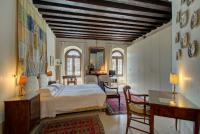 A bed or beds in a room at TRIBUNO Grand Canal
