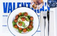 Un plato de comida con un huevo encima de tomates. en chic&basic Gravity, en Oporto