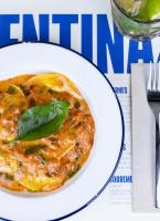 un plato de comida en una mesa en chic&basic Gravity, en Oporto