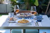 una mesa con platos de comida y copas de vino en chic&basic Gravity, en Oporto