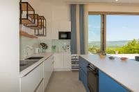 Kuchyňa alebo kuchynka v ubytovaní Luxury villa Azure in Imotski, wellness oasis