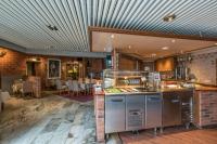 Hotel Kurikka في Kurikka: مطعم عليه كونتر عليه طعام