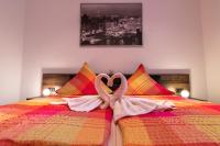 2 camas con toallas en forma de corazón en Hotel Martz, en Pirmasens