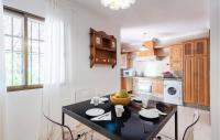 A kitchen or kitchenette at Gorgeous Home In Alhaurin De La Torre