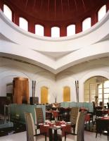 uma sala de jantar com mesas e cadeiras e um tecto em Trident Gurgaon em Gurgaon