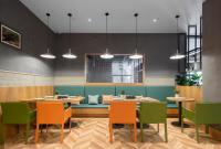 成都TRUE Go hotel的一间用餐室,内设桌椅