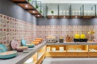 成都TRUE Go hotel的厨房配有碗和碗碟展示