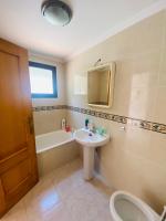 A bathroom at Cumbre Loix Benidorm