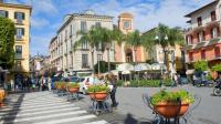 una calle en una ciudad con macetas y edificios en Maison D&#39;Art, en Sorrento