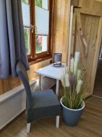 Televízia a/alebo spoločenská miestnosť v ubytovaní Bambu Lodge @ Ossiachersee