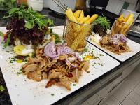 Jídlo v hotelu nebo okolí