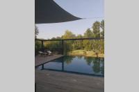 - Vistas a la piscina desde la terraza de una casa en Un petit coin de Bali avec SPA et piscine privés, en Carpentras