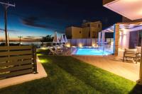 Bazén v ubytovaní Villa Anthi, a modern villa with salted water pool,hot tub & BBQ! alebo v jeho blízkosti