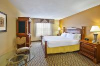 Holiday Inn Express Hotel & Suites - Belleville Area by IHGにあるベッド