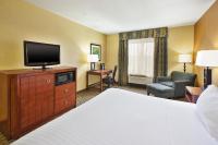 Holiday Inn Express Hotel & Suites - Belleville Area by IHGにあるテレビまたはエンターテインメントセンター