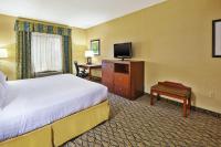 Holiday Inn Express Hotel & Suites - Belleville Area by IHGにあるテレビまたはエンターテインメントセンター