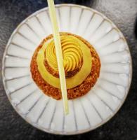 Un postre en un plato de papel con dos palitos. en Le Celtique & Spa, en Carnac