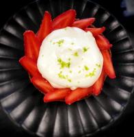 Un plato de comida con un huevo y pimientos rojos. en Le Celtique & Spa, en Carnac