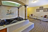 Holiday Inn Express Hotel & Suites - Belleville Area by IHGにあるシーティングエリア