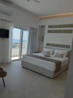 Posteľ alebo postele v izbe v ubytovaní Sfakia Seaside luxury Suites