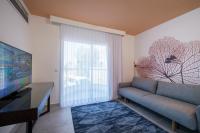 ein Wohnzimmer mit Couch und großem Fenster in der Unterkunft Yam Suf by Isrotel Collection in Eilat