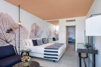 ein Hotelzimmer mit einem Bett und einer Couch in der Unterkunft Yam Suf by Isrotel Collection in Eilat