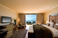 una habitación de hotel con una cama y un televisor en Le Mirador Resort &amp; Spa, en Vevey