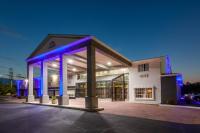 un edificio con luces azules delante de él en Days Inn by Wyndham Sandusky Cedar Point, en Sandusky
