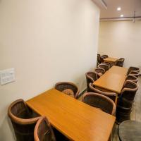 una fila de mesas y sillas en una habitación en Komal Inn, en Pushkar