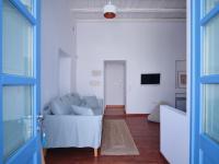 Televízia a/alebo spoločenská miestnosť v ubytovaní Retreat Paros - The Door Apartment