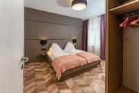1 dormitorio con 1 cama con cabecero grande en Villa Elisa, en Salzburgo