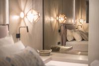 Posteľ alebo postele v izbe v ubytovaní Apollonos 28 Luxury Suites
