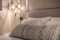 Posteľ alebo postele v izbe v ubytovaní Apollonos 28 Luxury Suites