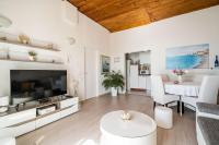 Televízia a/alebo spoločenská miestnosť v ubytovaní Indy's Beach Apartments